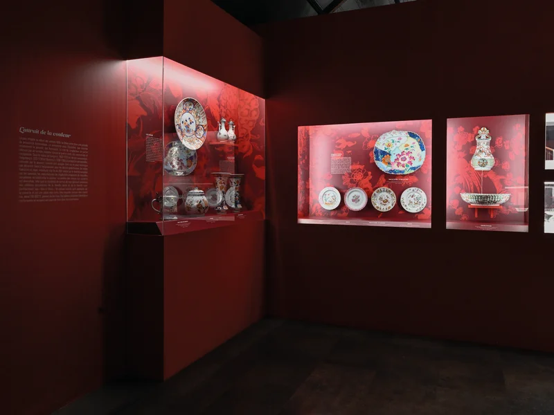 Intérieur du MADOI, salle d'exposition lumineuse avec des visiteurs admirant des œuvres d'art islamique.