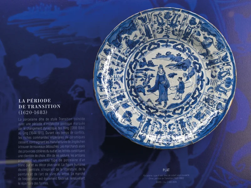 Assiette en porcelaine chinoise avec des motifs européens, exposée au MADOI.