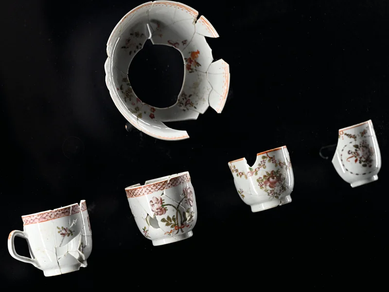 Tasses à thé et cafetières en porcelaine chinoise, symboles de l'essor des boissons exotiques.