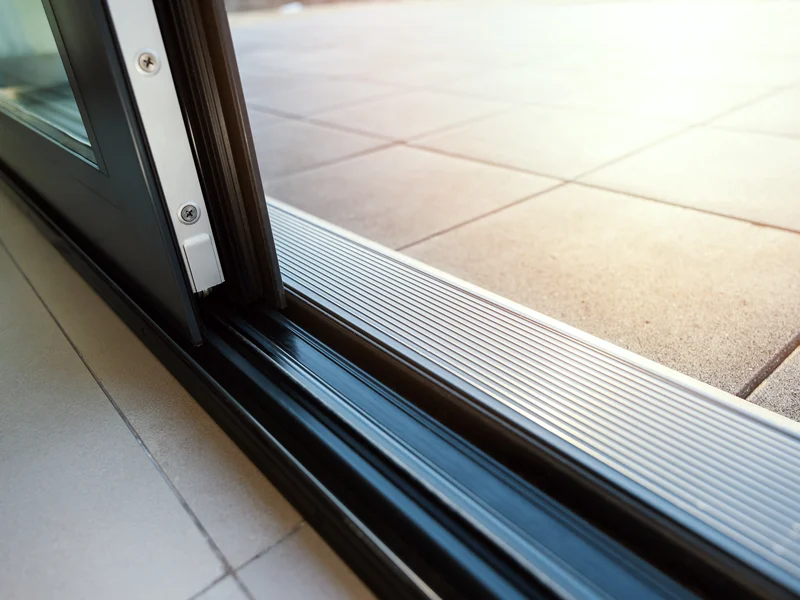 Baies vitrées aluminium Réunion ouvertes sur un jardin luxuriant