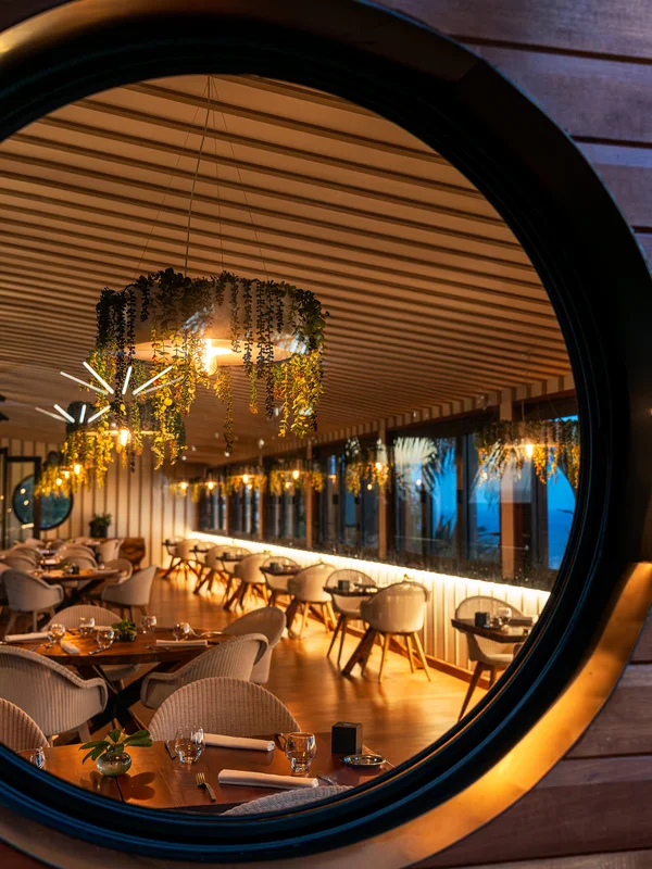 Terrasse du restaurant Le Makassar au PALM Hotel & Spa Réunion avec buffet petit-déjeuner.