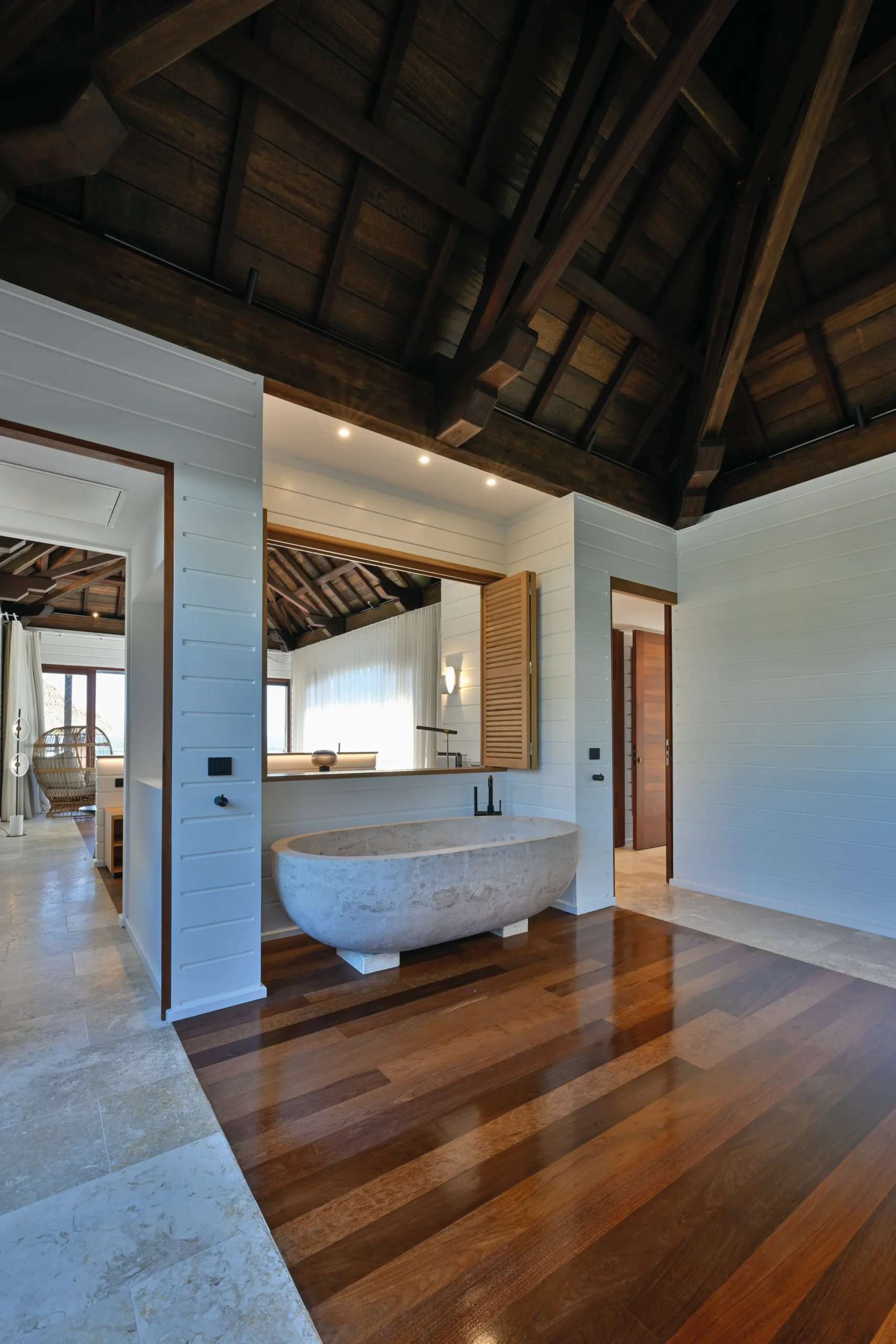 Détail d'une décoration intérieure raffinée avec matériaux naturels