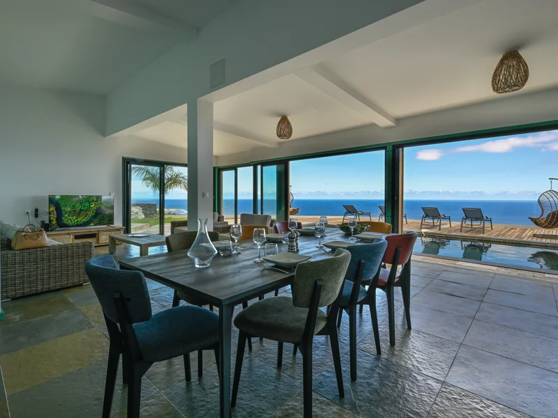 Transition élégante entre intérieur et extérieur de la Villa Prestige