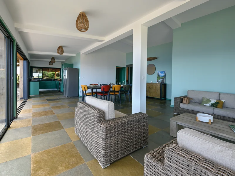 Carrelage en pierre d'Inde et ardoise brute dans la Villa Prestige