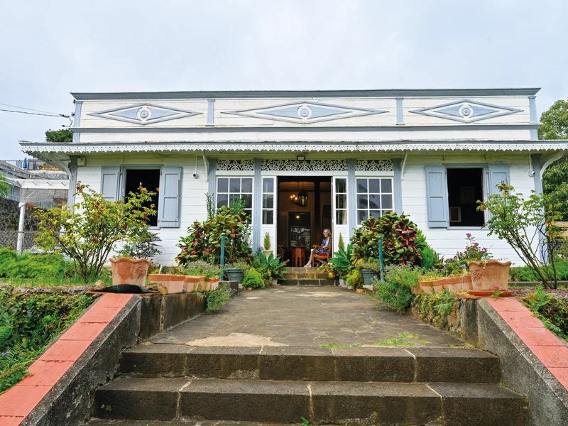 Lambrequins ajourés d'une maison créole, détail architectural.