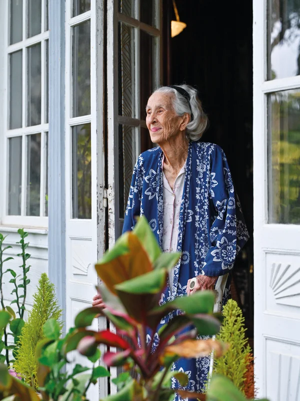 Varangue créole animée, famille réunionnaise partageant un café.