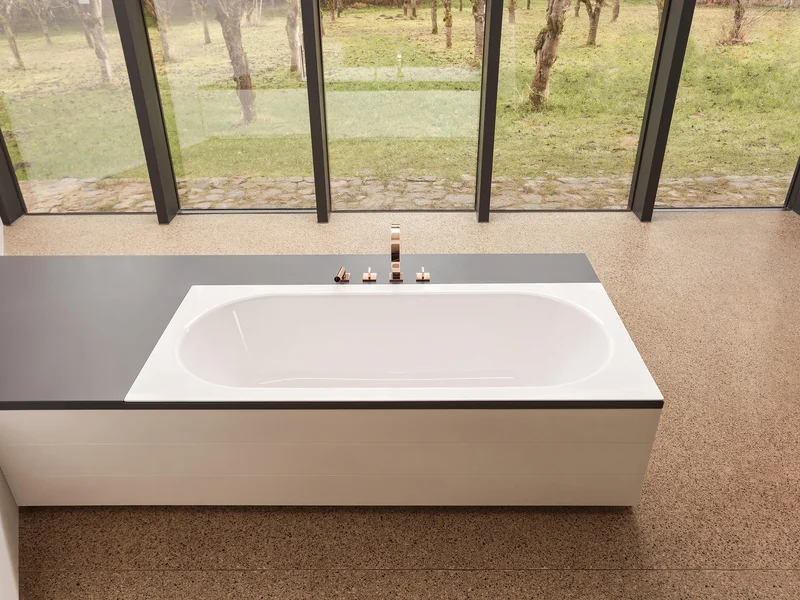 Intérieur d'une salle de bains avec une baignoire de luxe et vue sur la nature
