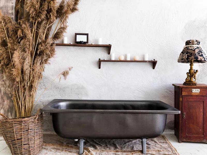 Baignoire vintage sur pieds en laiton dans une salle de bains classique
