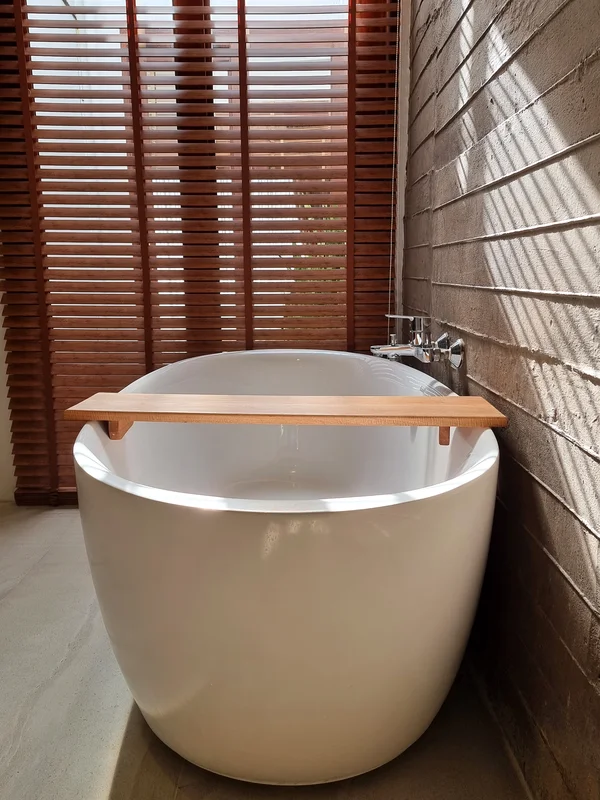 Baignoire design en résine aux formes sculpturales dans un intérieur moderne