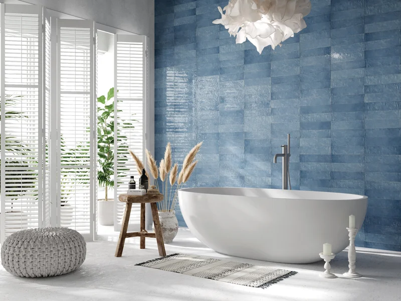 Ambiance relaxante autour d'une baignoire de luxe avec bougies et serviettes