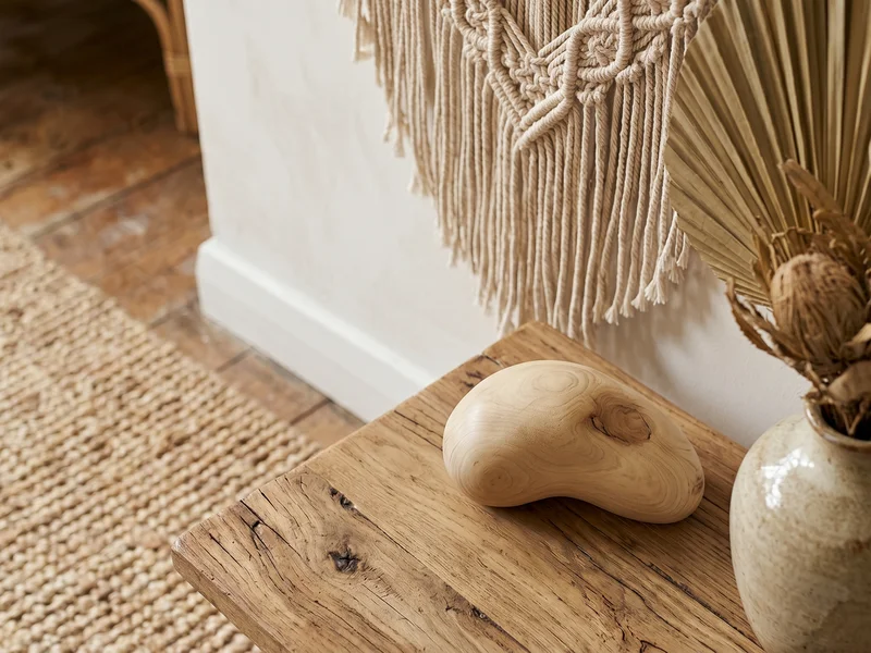 Meubles en bois clair et rotin pour un style tropical chez soi