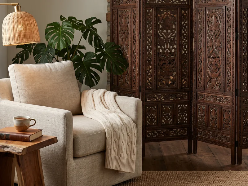 Objets artisanaux et plantes pour une ambiance exotique intérieur