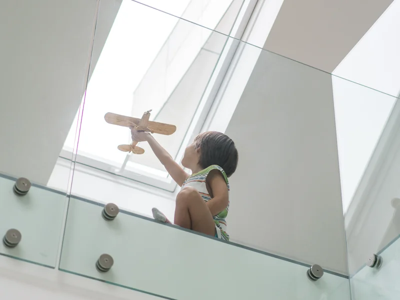 Installation professionnelle d'un garde-corps en verre sur mesure par un artisan qualifié à La Réunion