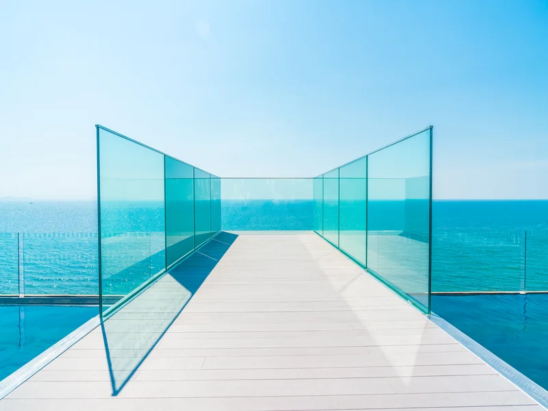 Détail d'une paroi vitrée de sécurité en verre trempé feuilleté 8+8mm conforme aux normes françaises