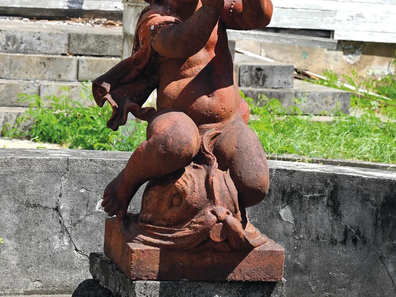 Fontaine restaurée avec angelot dans le jardin d'apparat de la Maison Timol