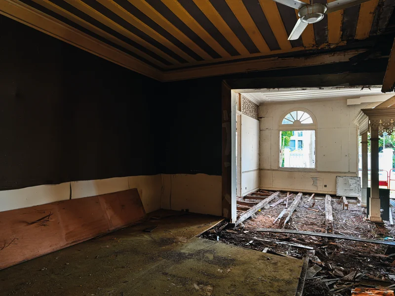 Façade actuelle de la Maison Timol avec fenêtres et portes arquées après la restauration de 1977-1979