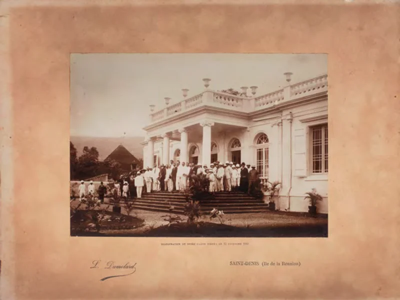 Entrée du Musée Léon-Dierx, reliant les Maisons Manès et Mas