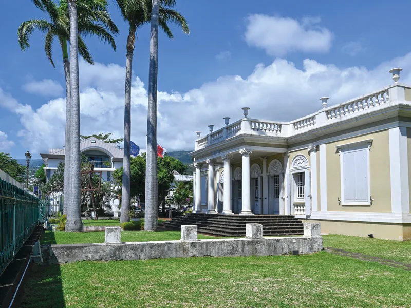 Façade historique de la Maison Manès à Saint-Denis, La Réunion