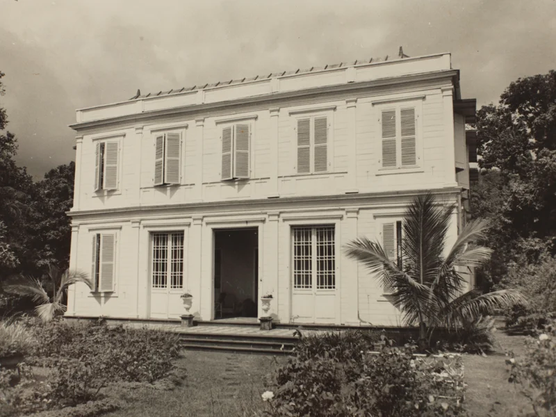 Architecture moderne du Musée Léon-Dierx, intégrant la façade Manès