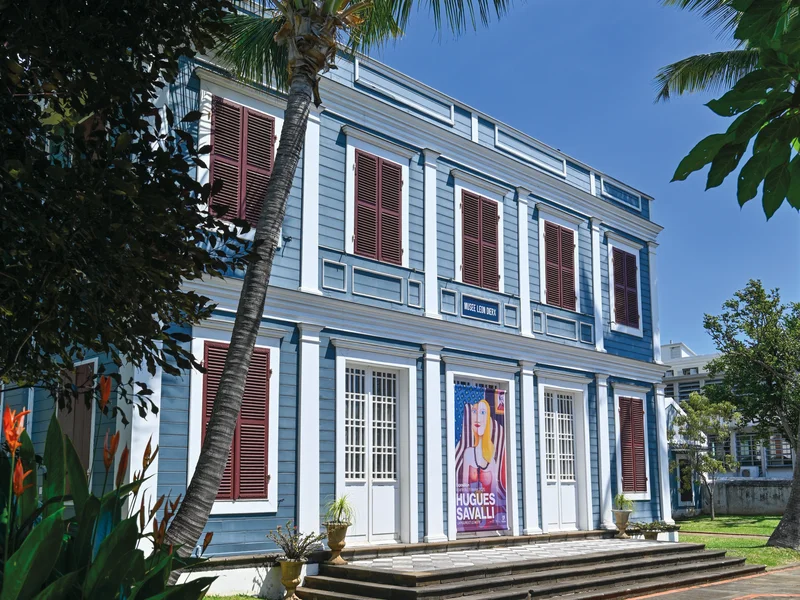 Façade néoclassique de la Maison Mas, élégance du XIXe siècle