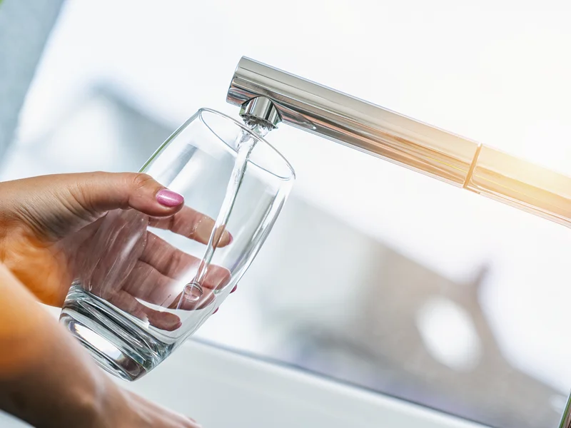 Boire une eau pure grâce à la filtration d'eau sur mesure à La Réunion