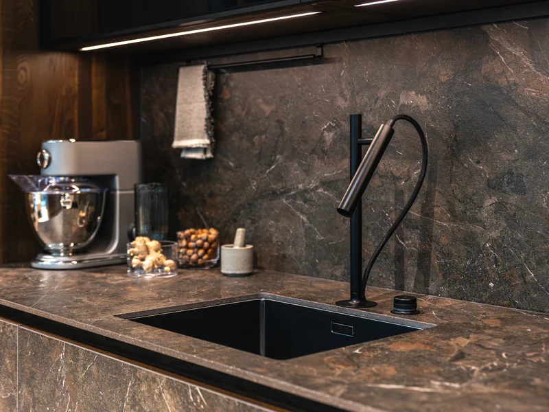 Plan de travail en granite résistant pour une cuisine moderne