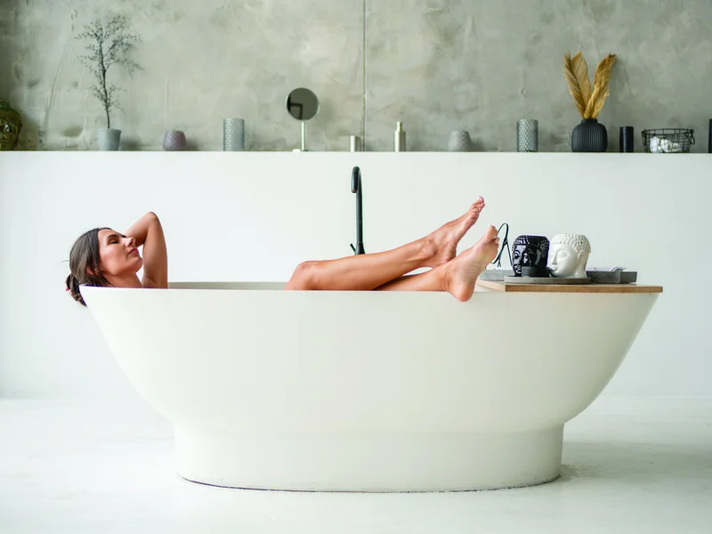 Meuble de vasque en bois traité avec rangements intégrés dans une salle de bain contemporaine.