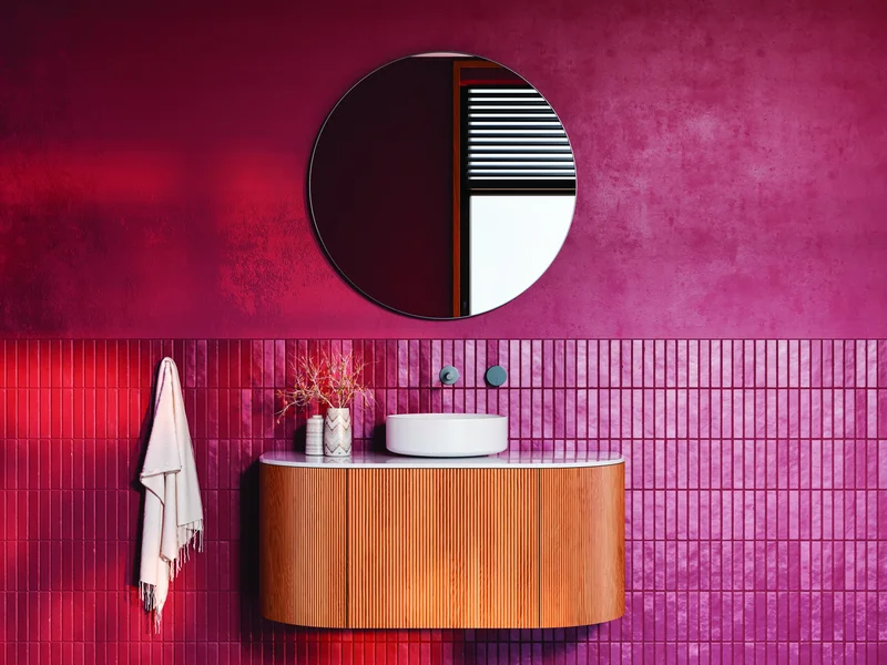 Éclairage modulable et plantes vertes dans une salle de bains moderne pour une ambiance relaxante.